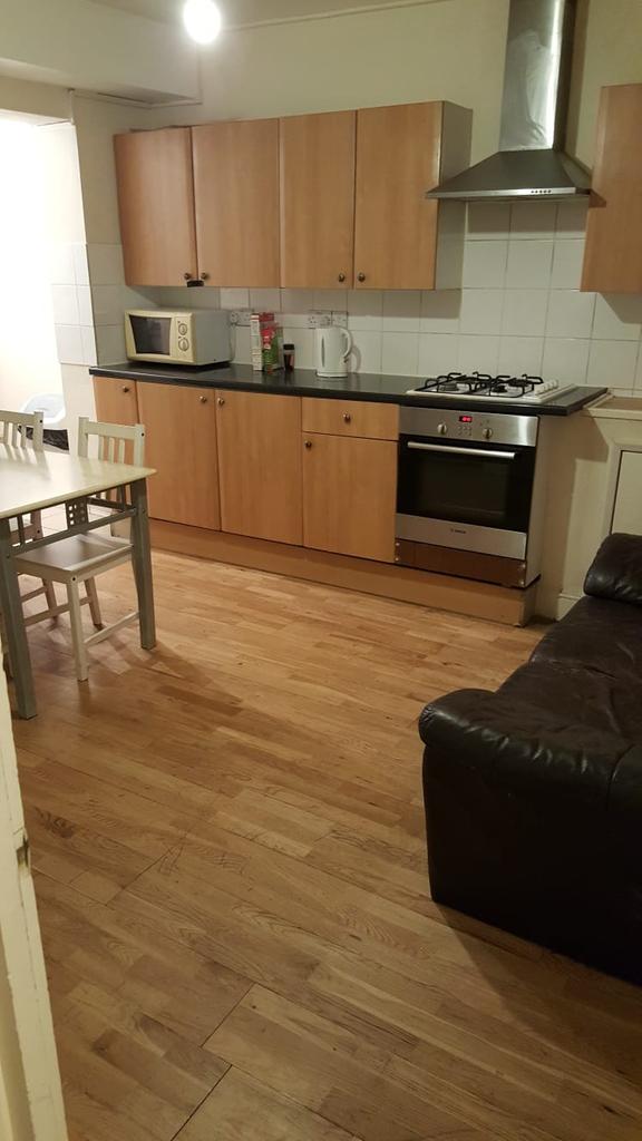 Mitcham Rd Double Room – Share with 1 other Room